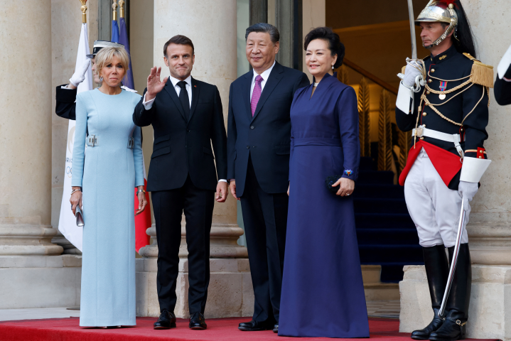 les présidents Emmanuel Macron et Xi Jinping entourés de leurs épouses (Photo by Ludovic MARIN / AFP)