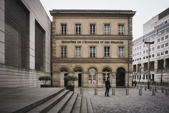 L'entrée du ministère de l'économie et des finances, a Bercy, en mars 2026 (photo Xose Bouzas/Hans Lucas/AFP).