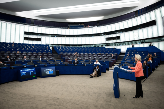 Ursula von der Leyen, la présidente de la Commission Européenne, lors d’une session plénière le 20 mai à Strasbourg, devant un Parlement européen largement clairsemé (Photo Sébastien Bozon/AFP).