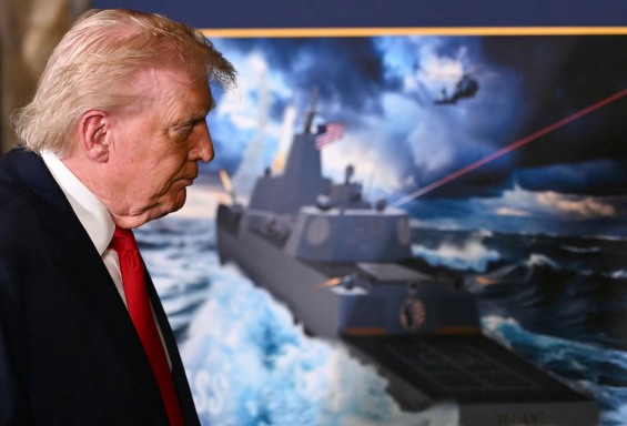 Le président américain Donald Trump dévoilant une nouvelle classe de navires de guerre, le 22 décembre 2025 (Photo Andrew Caballero-Reynolds / AFP).
