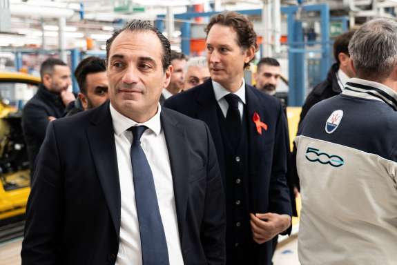 Antonio Filosa et Elkann, lors de la présentation de la nouvelle Fiat 500 hybride, dans l'usine Stellantis de Turin, en novembre 2025 (photo Elisa Marchina/NurPhoto/AFP).