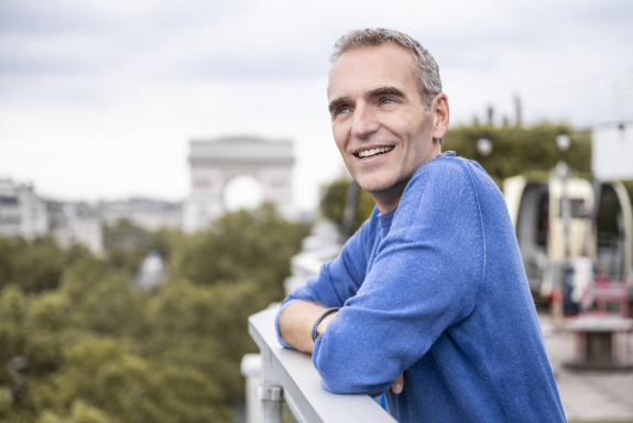 Alexandre Mars, sur la terrasse de ses bureaux parisiens (photo Anne-Emmanuelle Thion).
