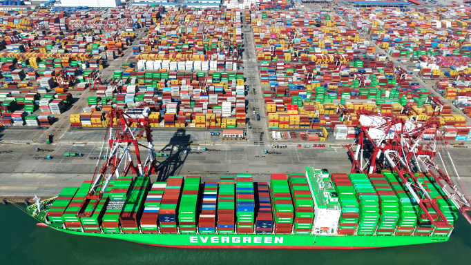 Un cargo en plein chargement, dans le port chinois de Qingdao (photo YFP/CFoto/AFP).