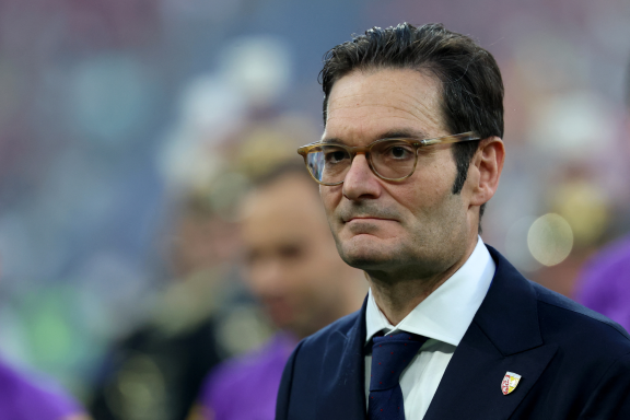 Joseph Oughourlian, fondateur du fonds Amber Capital, actionnaire majeur du groupe espagnol PRISA, par ailleurs président du RC Lens, lors d'un match au Stade de France, en mai 2026 (photo Franck Fife/AFP).