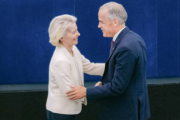 La présidente de la Commission européenne, Ursula von der Leyen et le Premier ministre du Canada, Mark Carney, en septembre 2026 à Strasbourg (photo Christophe Licoppe/AFP)