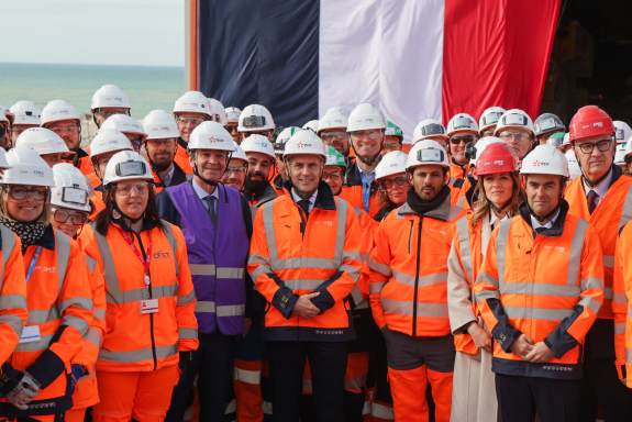 Emmanuel Macron, le 12 mars à Petit-Caux, sur le chantier de l'EPR de Penly, avec Bernard Fontana, le PDG d'EDF (gilet violet), Sébastien Lecornu (à droite) et les ministres Maud Bregeon et Roland Lescure (photo Ludovic Marin/AFP).