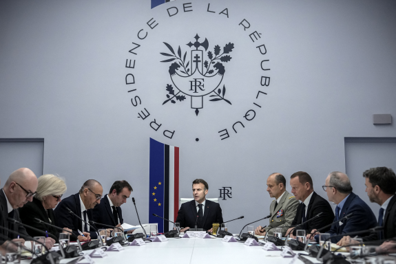Emmanuel Macron, présidant un conseil de défense le 1er mars, en présence de Sébastien Lecornu, Laurent Nunez, Catherine Vautrin, Roland Lescure et du général Vincent Giraud, chef de l'état-major particulier du président de la République (Photo Aurélien Morissard/AFP).