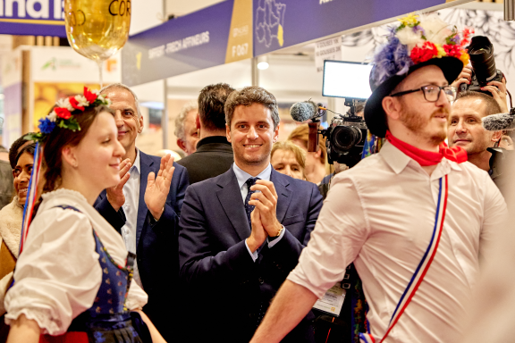 Gabriel Attal, pas en campagne électorale mais presque, le 22 février dernier dans les allées du Salon de l'Agriculture (photo Adnan Farzat/NurPhoto/AFP).