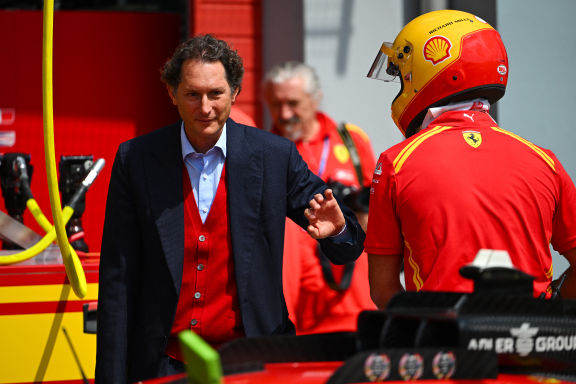 John Elkann, le 16 avril dernier sur le stand Ferrari lors des 6 Heures d'Imola (photo Rudy Carezzevoli/Getty Images via AFP).