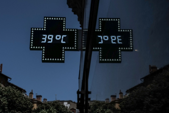 Thermomètre d'une pharmacie à Toulouse qui indique une température de 39 degrés, le 22 juin 2026 (photo Frédéric Scheiber/Hans Lucas/AFP).