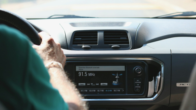 Auto-radio (photo Marília Castelli / Unsplash).
