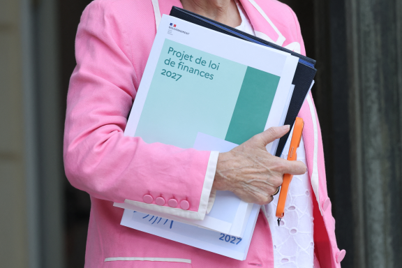 La ministre de l'Aménagement du territoire et de la Décentralisation, Françoise Gatel, avec le Projet de loi de finances 2027, à la sortie du Conseil des ministres, le 1er octobre 2026 (photo Ludovic Marin/AFP).