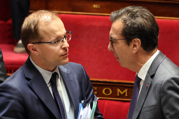 Thibault Bazin discutant avec le ministre du travail, Jean-Pierre Farandou, le 10 avril, en marge du débat sur la proposition de loi autorisant le travail des salariés volontaires le 1er mai dans certains secteurs d'activité (Photo Ludovic Marin/AFP).