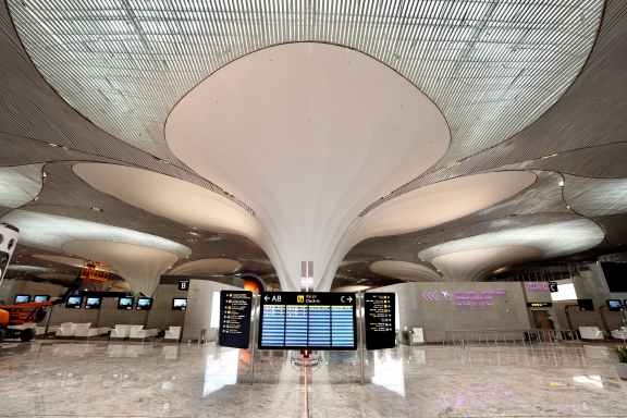 Une des récentes et spectaculaires réalisations de Saint-Gobain en Inde, l'aéroport international Navi Mumbai, et notamment cette installation "Lotus Bloom" (photo D.R.).