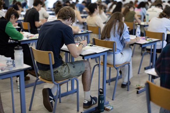 Lycéens pendant l'épreuve de philosophie du bac, à Quimper, en juin 2026 (photo Fred Tanneau/AFP).
