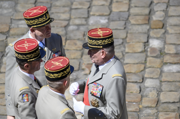 Illustration : Généraux lors d'une prise d'arme dans la cour des Invalides, à Paris, en juillet 2022 (photo Eric Beracassat/Hans Lucas/AFP).