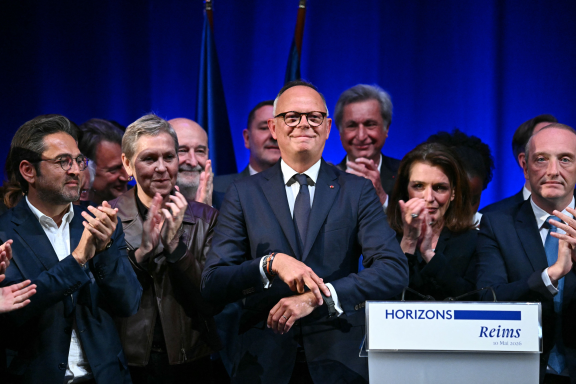 Edouard Philippe, avec Arnaud Robinet, le maire de Reims, Anne Le Henanff, ministre de l'IA et du numérique, l'ancien journaliste Patrick de Carolis, la présidente de la région Pays de la Loire, Christelle Morançais et le député Laurent Marcangeli, lors d'un meeting du parti Horizons, organisé le 10 mai, à Reims (Photo Martin Bureau/AFP).
