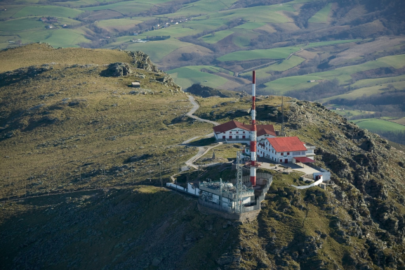 L’émetteur de La Rhune, situé près de Bayonne dans les Pyrénées-Atlantiques, site de diffusion majeur géré par TDF (photo D.R.).