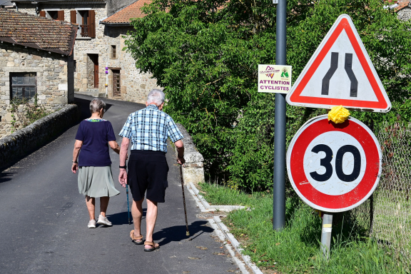 La population française vieillit : l'âge moyen est de 42,6 ans, il était de 39,1 ans il y a vingt ans. Et à partir de 2037, le nombre de Françaises et de Français déclinera (photo Romain Doucelin/AFP).