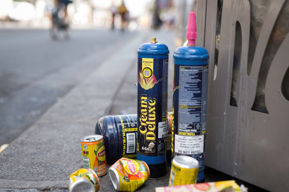 Au lendemain de la fête de la musique 2026, de nombreuses cartouches de protoxyde d’azote, dit "gaz hilarant", sont regroupées près des poubelles dans le centre de Paris (photo Eric Broncard/Hans Lucas/AFP).