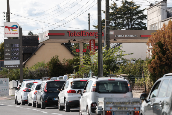 File d'automobilistes patientant pour faire le plein et profiter du tarif plafonné, devant une station TotalEnergies en Indre-et-Loire, en septembre 2026 (photo Alain Jocard/AFP).