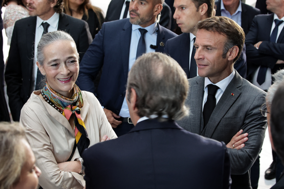 Delphine Ernotte et Emmanuel Macron, dans les locaux de France Télévisions, à l'occasion d'un hommage à  Jean-Pierre Elkabbach, en octobre 2023 (photo Christophe Petit Tesson/AFP).