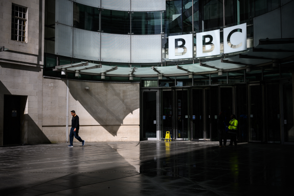 L'entrée du siège de la BBC à Londres, le 16 avril 2026 (photo Leon Neal/Getty Images/AFP).