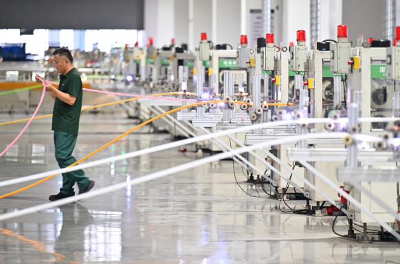 Ouvrier dans une usine de câbles ultra-moderne, à Tianjin, dans le nord de la Chine (photo Li Ran/XINHUA/AFP).