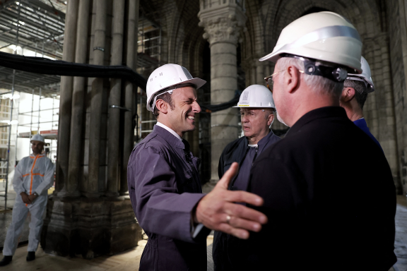 Emmanuel Macron visitant le chantier de reconstruction de Notre-Dame, avec le général Jean-Louis Georgelin, en avril 2022 (photo Ian Langsdon/AFP).