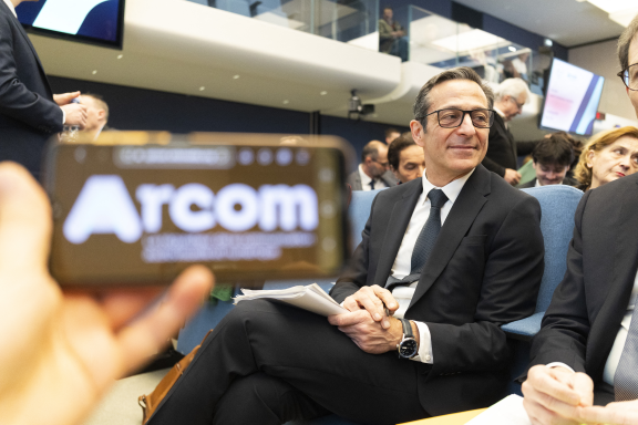 Martin Adjari, président l'ARCOM, lors du colloque Liberté d'expression et pluralisme, au Sénat en janvier 2026 (photo Quentin de Groeve/Hans Lucas/AFP).