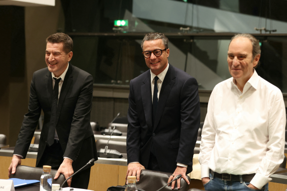 Matthieu Pigasse, Jérôme Nommé et Xavier Niel, tous les trois actionnaires du producteur Mediawan, le 2 avril devant la commission d'enquête sur l'audiovisuel public à l'Assemblée nationale (photo Alain Joquard/AFP).