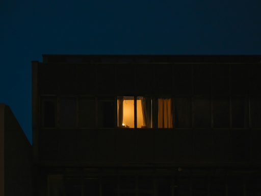 Un appartement, à la nuit tombée (photo The Blowup/Unsplash).