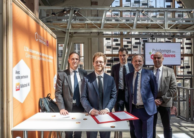 Antoine Saintoyant directeur de la Banque des territoires, Olivier Sichel directeur général de la Caisse des Dépôts, David Amiel, ministre de l’Action et des Comptes publics et Arthur Mensch, de Mistral AI, lors du lancement de l'opération "Territoires d'IA" (photo Ted Marx).