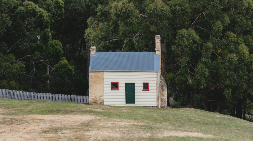 Un "petit chez soi", confortable et isolé en pleine nature : le rêve des Français (photo Laura Barry/Unsplash).