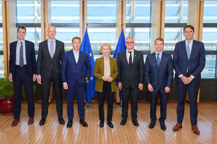 Arthur Mensch (Mistral AI), Roland Busch (Siemens), Guillaume Faury (Airbus), Ursula von der Leyen, Börje Ekholm (Ericsson), Justin Hotard (Nokia) et Christophe Fouquet (ASML).