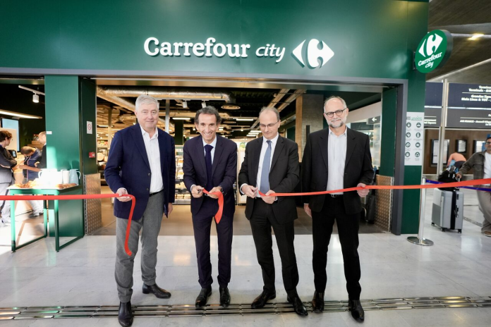 Alexandre Bompard et Philippe Pascal inaugurant le premier Carrefour City à Roissy (photo D.R.).