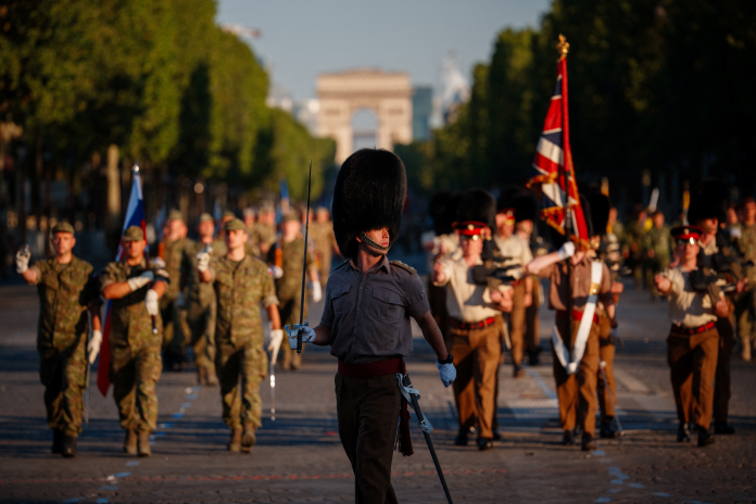 Des soldats Slovaques et Britanniques lors des répétitions du défilé du 14 juillet sur les Champs-Élysées à Paris (photo Dimitar Dilkoff/AFP).