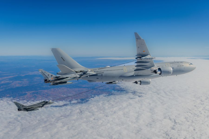 L'Airbus A330 MRTT peut ravitailler d'autres appareils à l'aide de systèmes de tuyau-panier (illustrés ici en train de ravitailler l'Eurofighter), de perche de ravitaillement (photo D.R.).