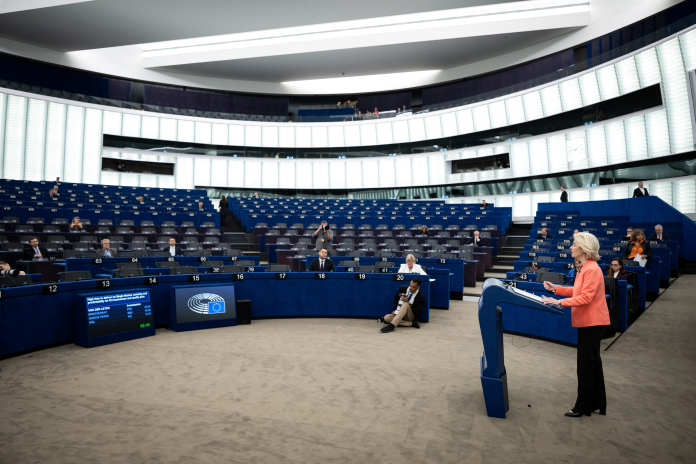 Ursula von der Leyen, la présidente de la Commission Européenne, lors d’une session plénière le 20 mai à Strasbourg, devant un Parlement européen largement clairsemé (Photo Sébastien Bozon/AFP).