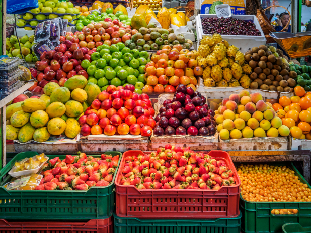 Fruits et légumes dans un supermarché (photo Alexander Schimmeck/Unsplash).
