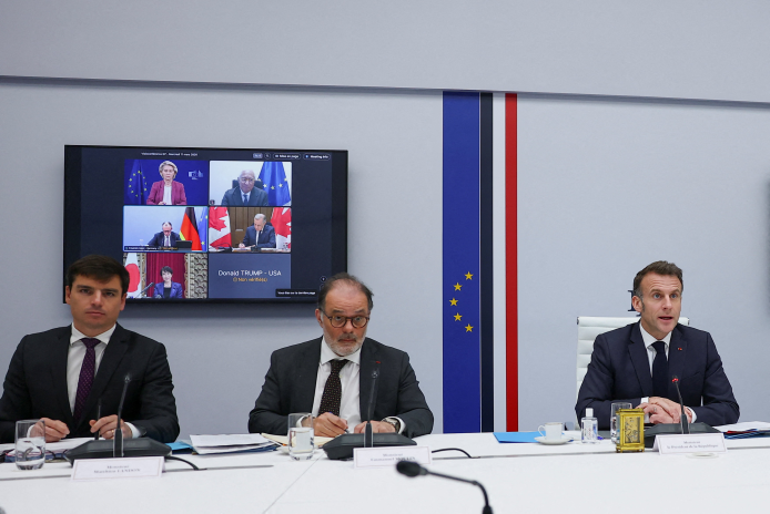 Matthieu Landon, à gauche, avec Emmanuel Moulin, secrétaire général de l’Élysée et Emmanuel Macron, lors d'une réunion du G7 en visioconférence, le 11 mars 2026 (photo Gonzalo Fuentes/AFP).