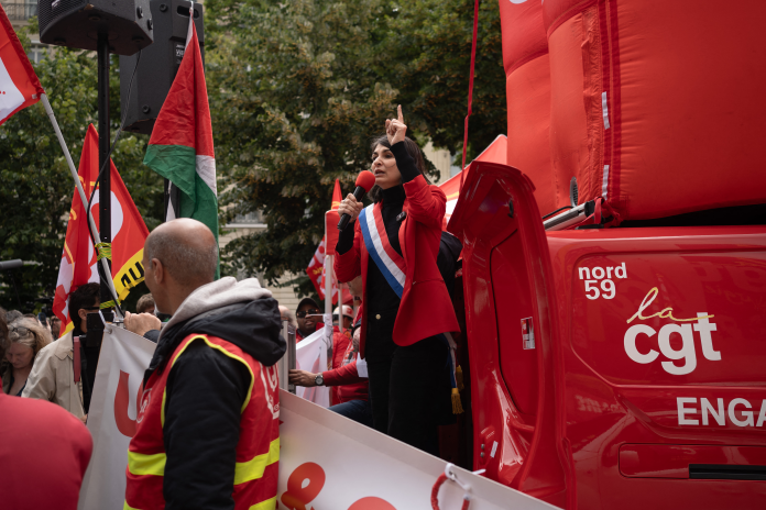 La député LFI Aurélie Trouvé, sur un char de la CGT lors d'un rassemblement de sidérurgistes, le 11 juin devant l'Assemblée Nationale a Paris (photo Delphine Lefebvre/Hans Lucas/AFP).