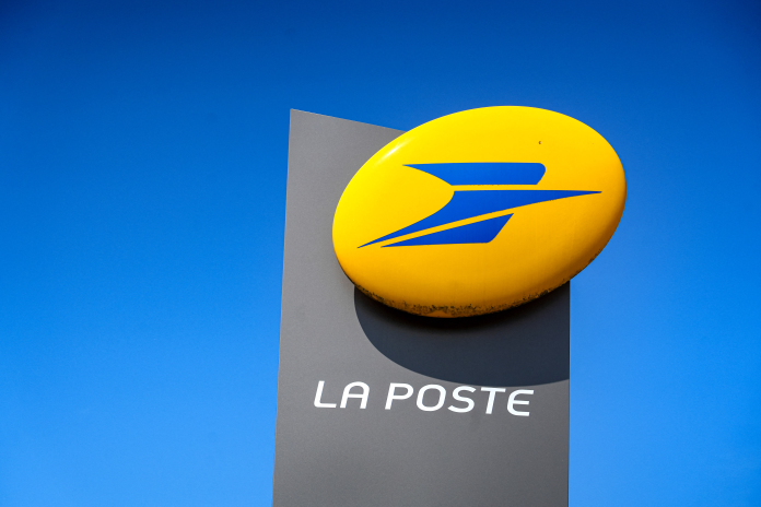 Enseigne La Poste, à l'entrée d'un centre de distribution (photo Nicolas Guyonnet/Hans Lucas/AFP).