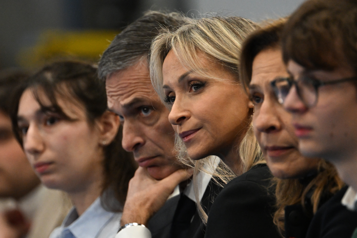 Rodolphe Saadé, PDG du groupe CMA CGM, avec son épouse Véronique Albertini-Saadé, présidente de CMA Media, et Tanya Saadé Zeenny, directrice générale déléguée du Groupe CMA CGM et présidente de la Fondation CMA CGM, lors d'une visite d'Emmanuel Macron à Marseille, décembre 2025 (photo Miguel Medina/AFP).