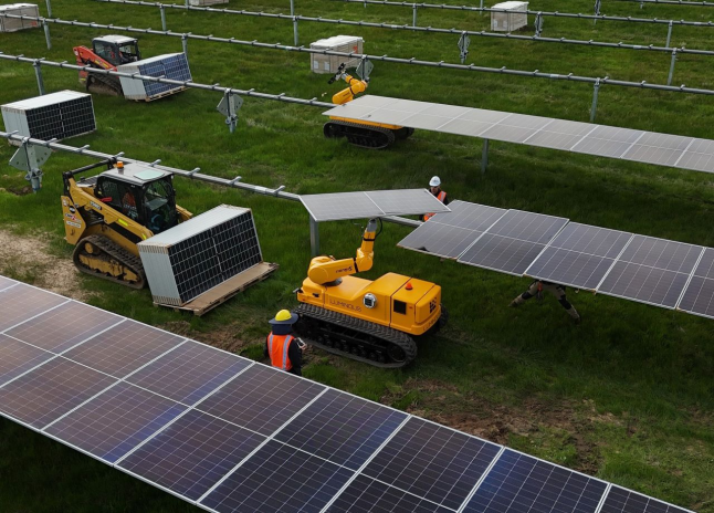 Installation de panneaux photovoltaïque, sur la centrale solaire de Goorambat (photo Engie).