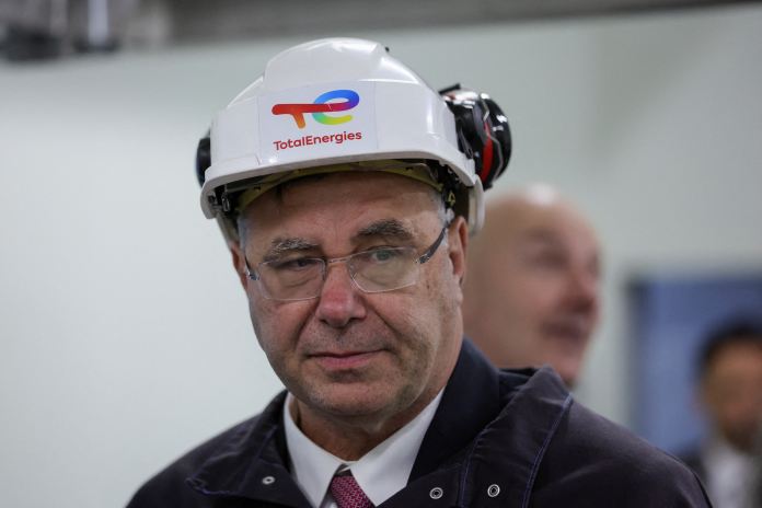 Patrick Pouyanné, le patron de TotalEnergies, lors de l'inauguration en 2023 de la gigafactory d'Automotive Cells Company (ACC), coentreprise entre Stellantis, TotalEnergies et Mercedes, située à Billy-Berclau-Douvrin, dans le Nord (photo Pascal Rossignol/AFP).
