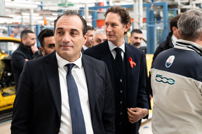 Antonio Filosa et Elkann, lors de la présentation de la nouvelle Fiat 500 hybride, dans l'usine Stellantis de Turin, en novembre 2025 (photo Elisa Marchina/NurPhoto/AFP).