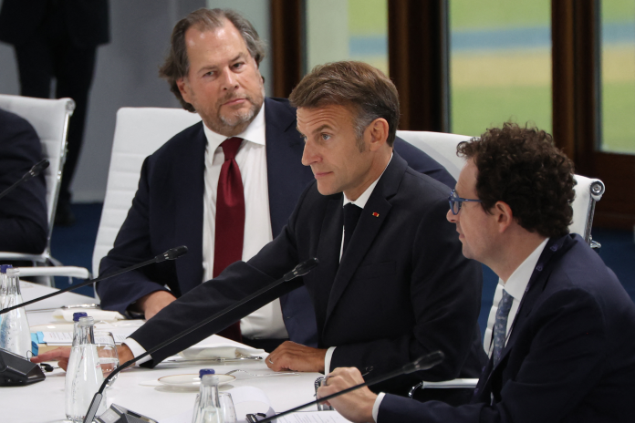 Marc Benioff (à gauche), le cofondateur et directeur général de Salesforce, avec Emmanuel Macron et Dario Amodei, le patron d'Anthropic, lors du G7, le 17 juin 2026 à Évian (photo Ludovic Marin/AFP).