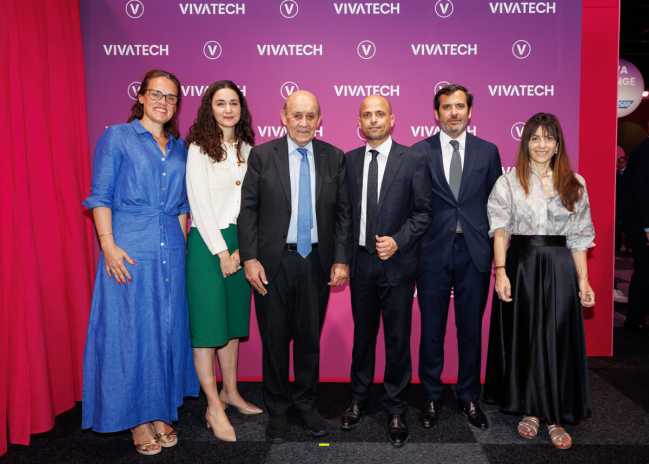 À l’occasion du salon VivaTech 2026, Jean-Yves Le Drian, président de l’Agence française pour le développement d’AlUla, Roxanne Varza, directrice de STATION F, et Nicolas Houzé, président du groupe Galeries Lafayette, ont annoncé le lancement d’un programme international d’accompagnement de start-ups venues du monde entier (photo D.R.).