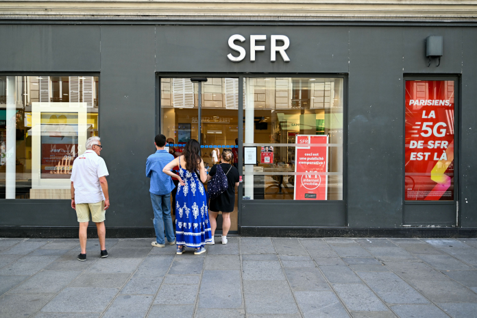 Clients patientant devant une boutique SFR, à Paris, en juin 2025 (photo Emma da Silva/AFP).